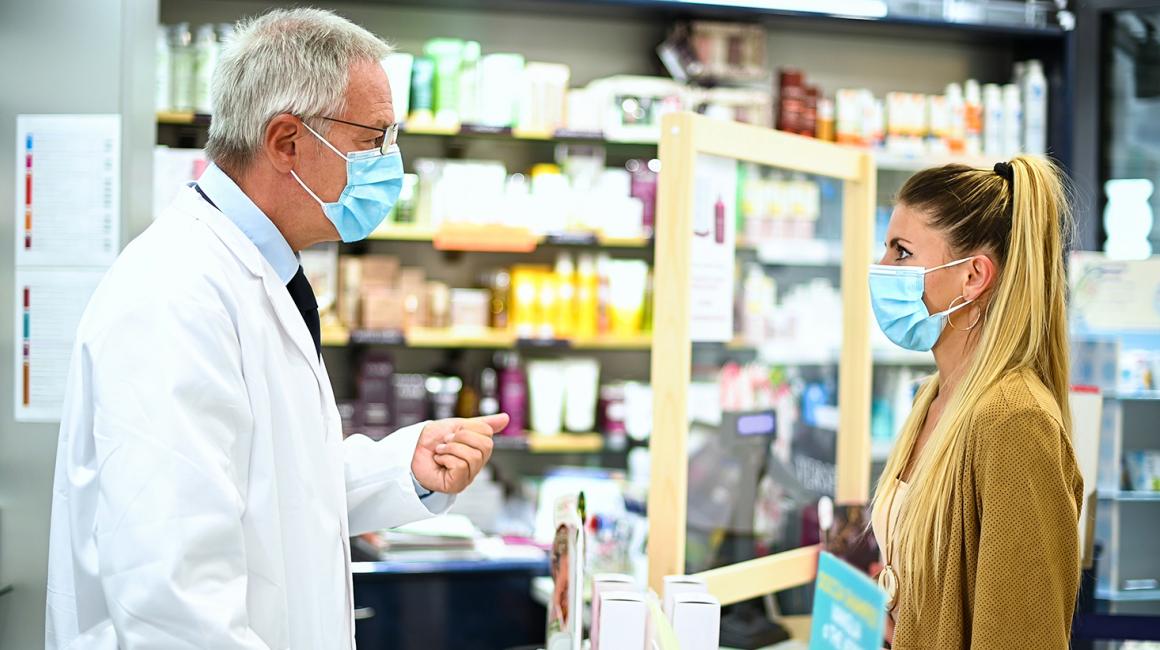 Rozmowa kobiety z farmaceutą w aptece