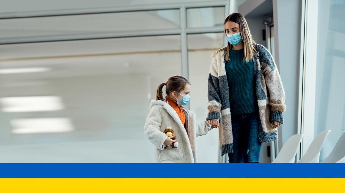 Matka z córką, na dole ukraińska flaga