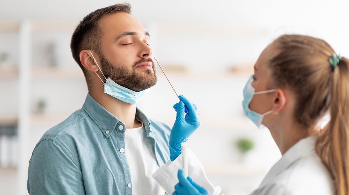 Lekarka robi test mężczyźnie z brodą