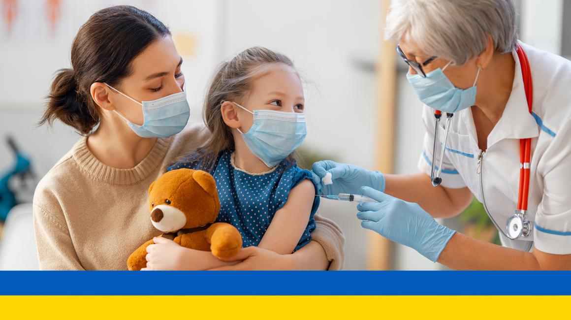 Matka trzyma dziecko, dziecko misia, a pielęgniarka je szczepi