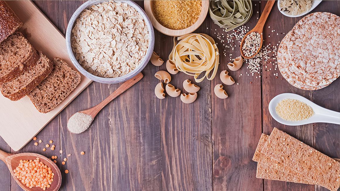 stół z ciemnym chlebem, kaszą, makaronem