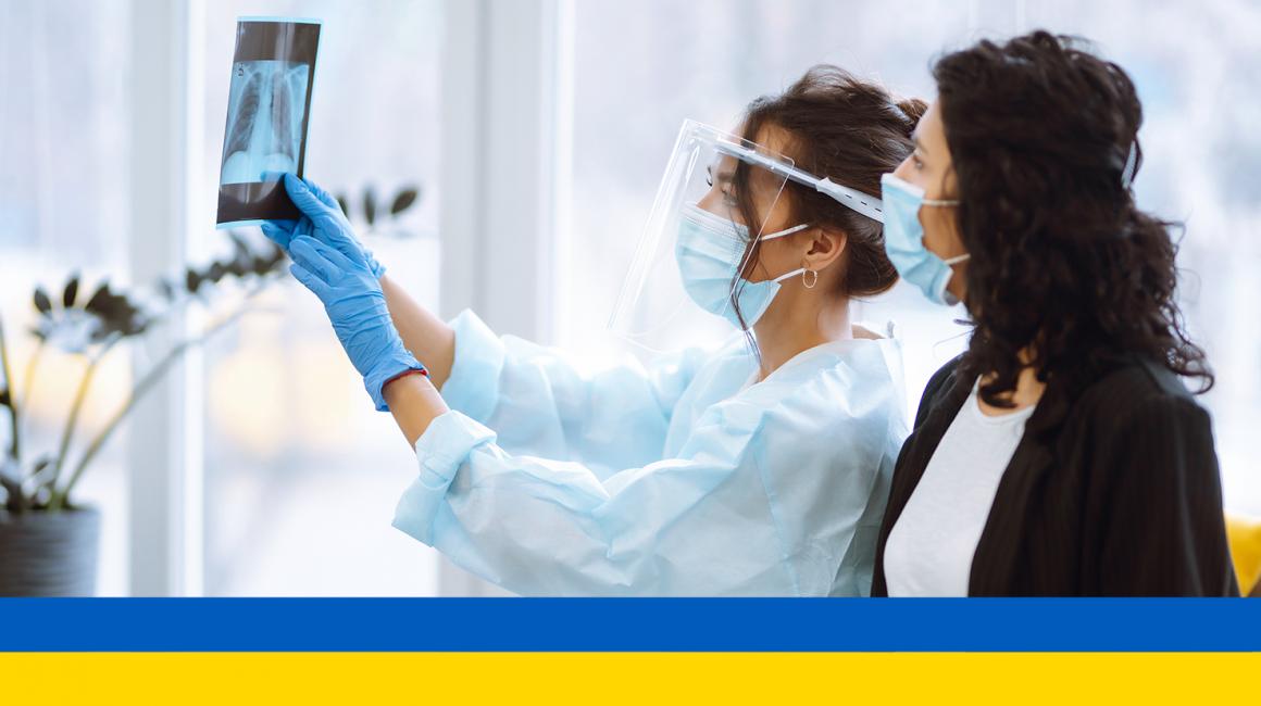 Lekarka pokazuje pacjentce prześwietlenie płuc