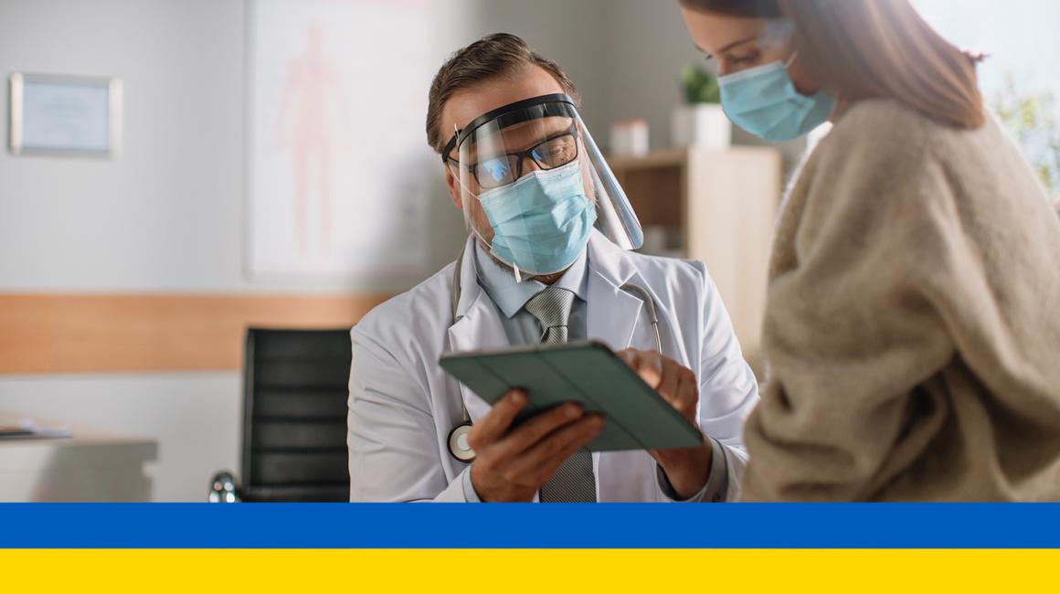 Lekarz pokazuje coś pacjentce na tablecie