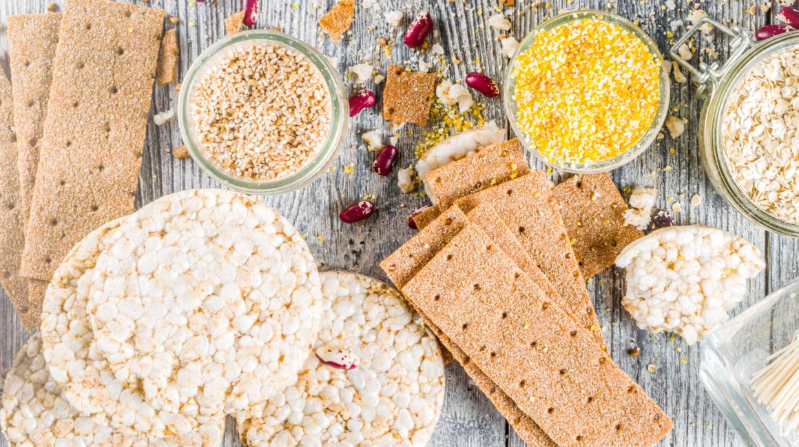 na zdjęciu widać różne produkty bezglutenowe, między innymi wafla ryżowe, kaszę gryczaną, pieczywo chrupkie.