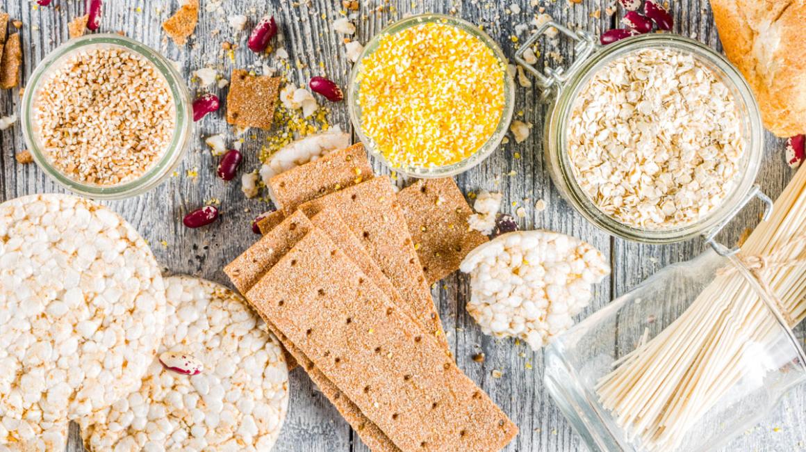 na zdjęciu widać różne produkty bezglutenowe, między innymi wafla ryżowe, kaszę gryczaną, pieczywo chrupkie.
