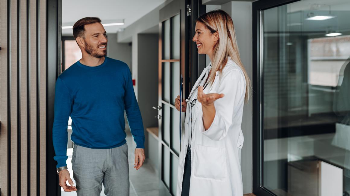 Lekarka wpuszcza mężczyznę do pracowni