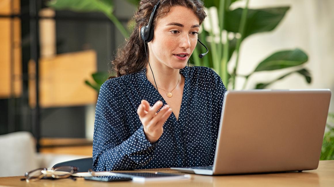 Kobieta tłumaczy coś przez telefon
