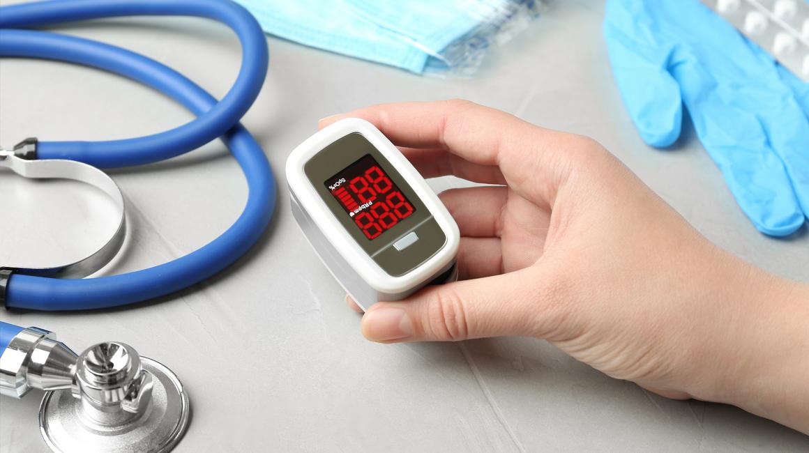 pulsoksymetr, maseczka, stetoskop