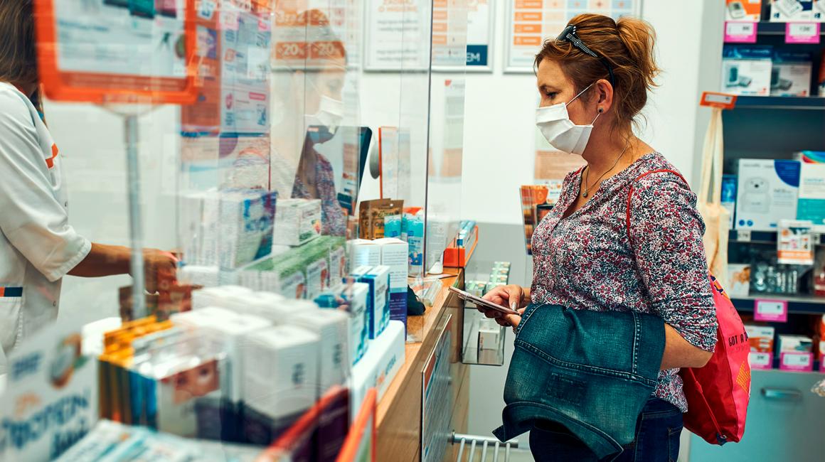 kobieta z komórką w aptece