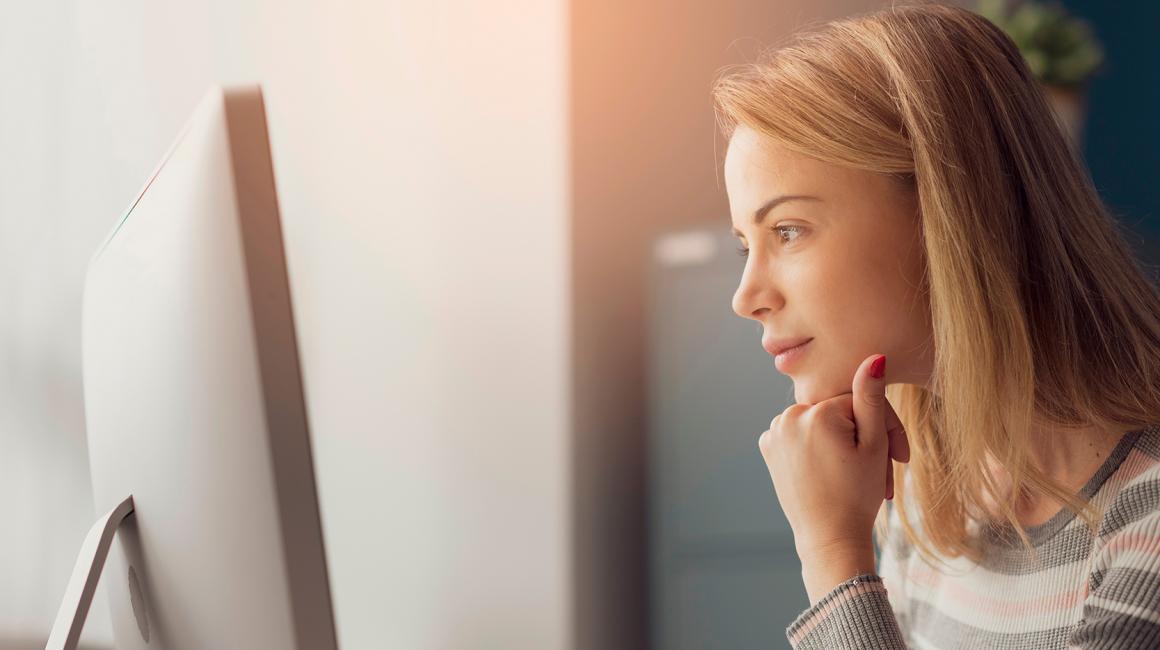 kobieta przed kompem