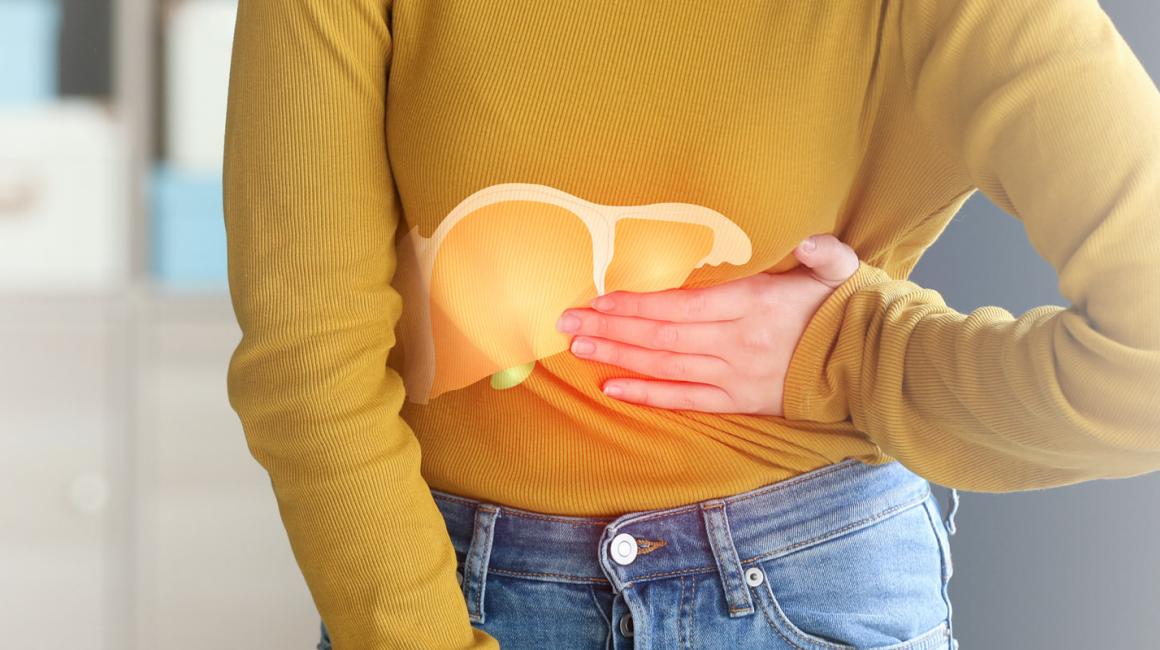 Tułów osoby, która trzyma się za bok. Na tym tle dorysowana wątroba. 