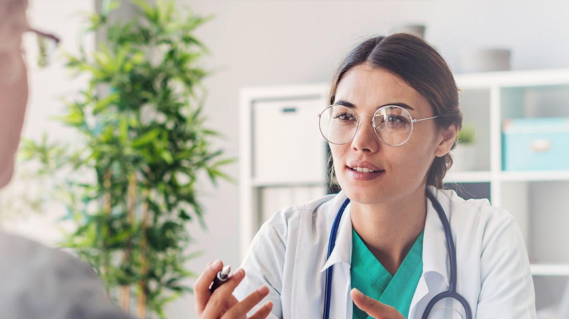 Pacjent rozmawiający z lekarką. 