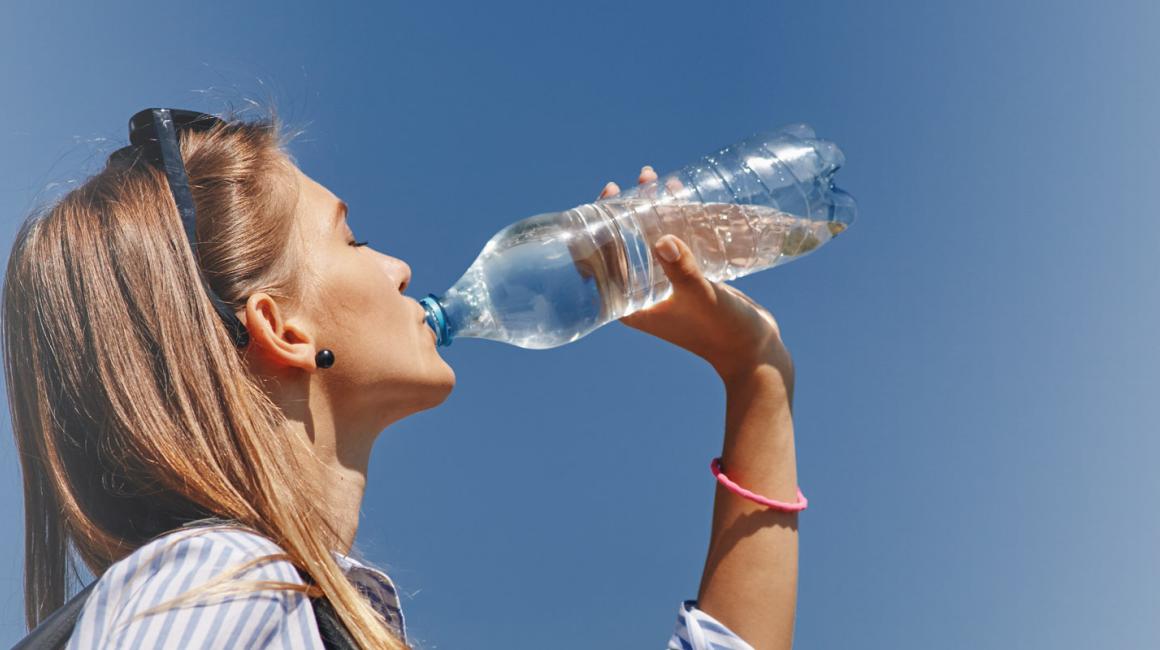 Kobieta pijąca wodę z butelki