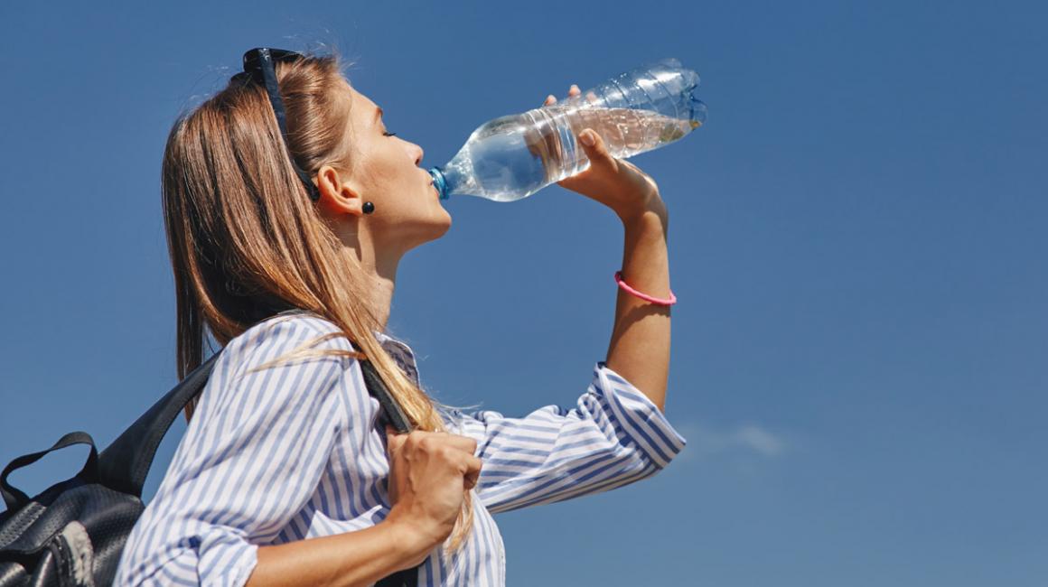 Kobieta pijąca wodę z butelki