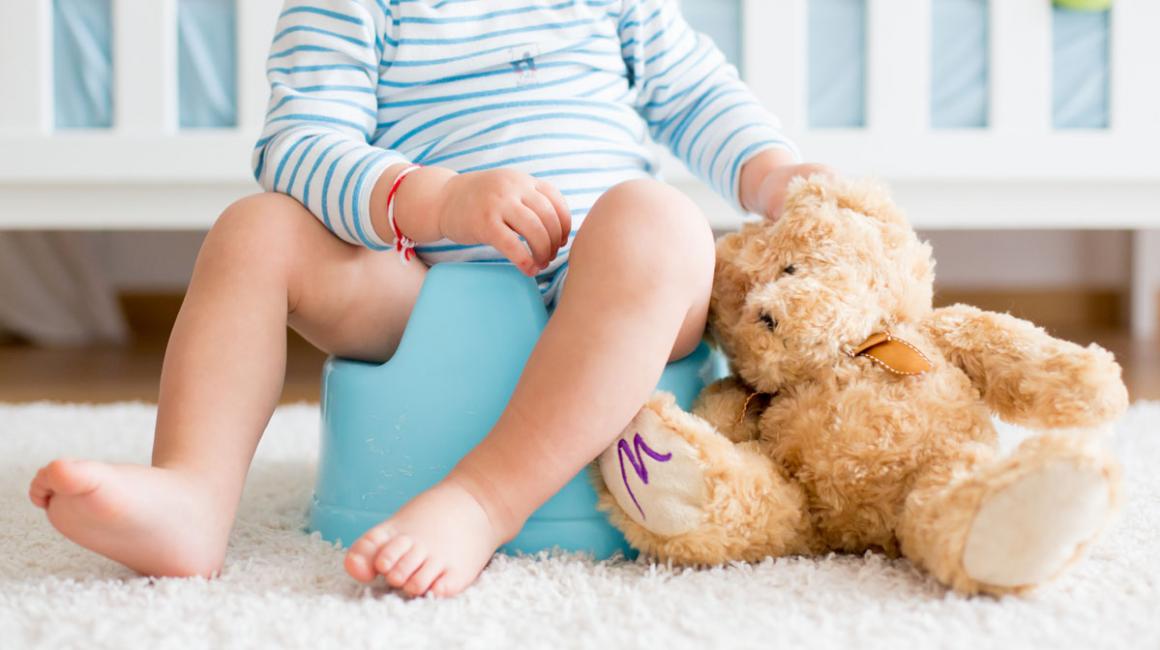 Dziecko siedzące na nocniku.