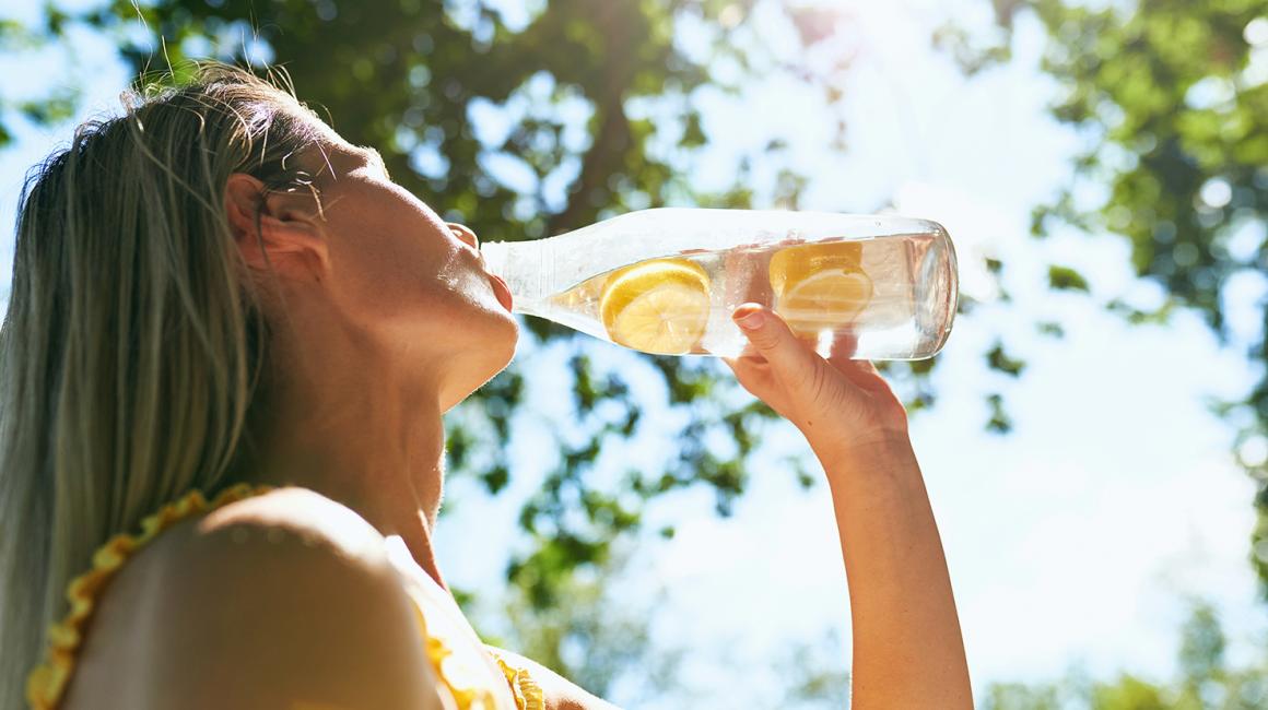 picie wody z cytryną i pomarańczą