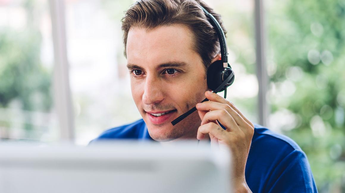 mężczyzna ze słuchawkami