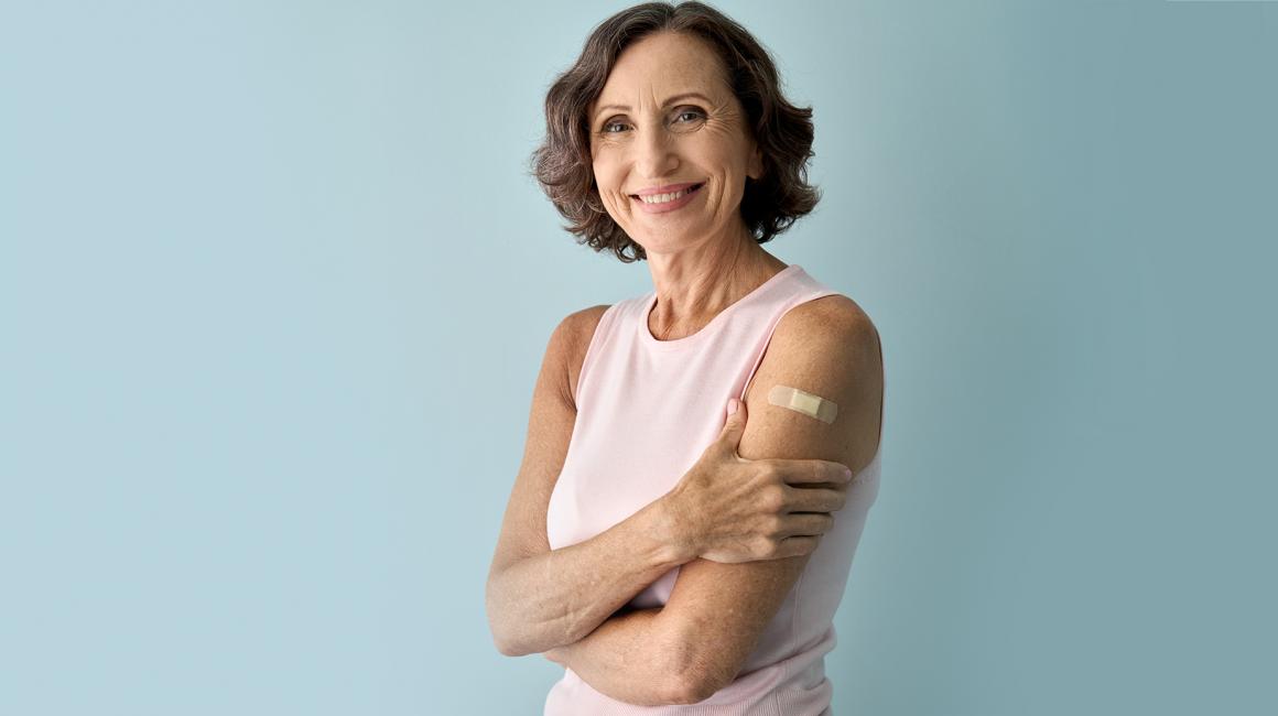 Usmiechięta pani z plasterkiem na ramieniu