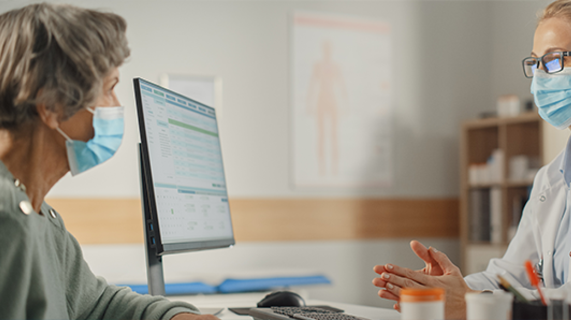 lekarka przed komputerem, pacjentka