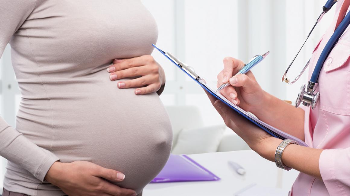 Kobieta w ciąży na badaniu.