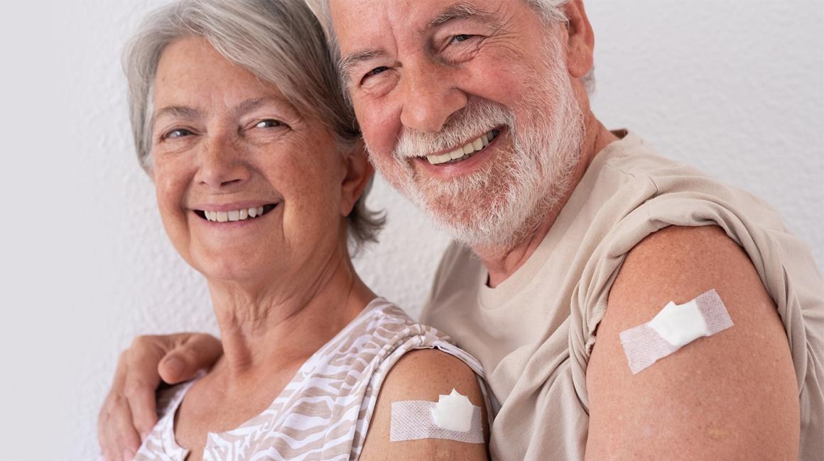 uśmiechnięci starsi państwo