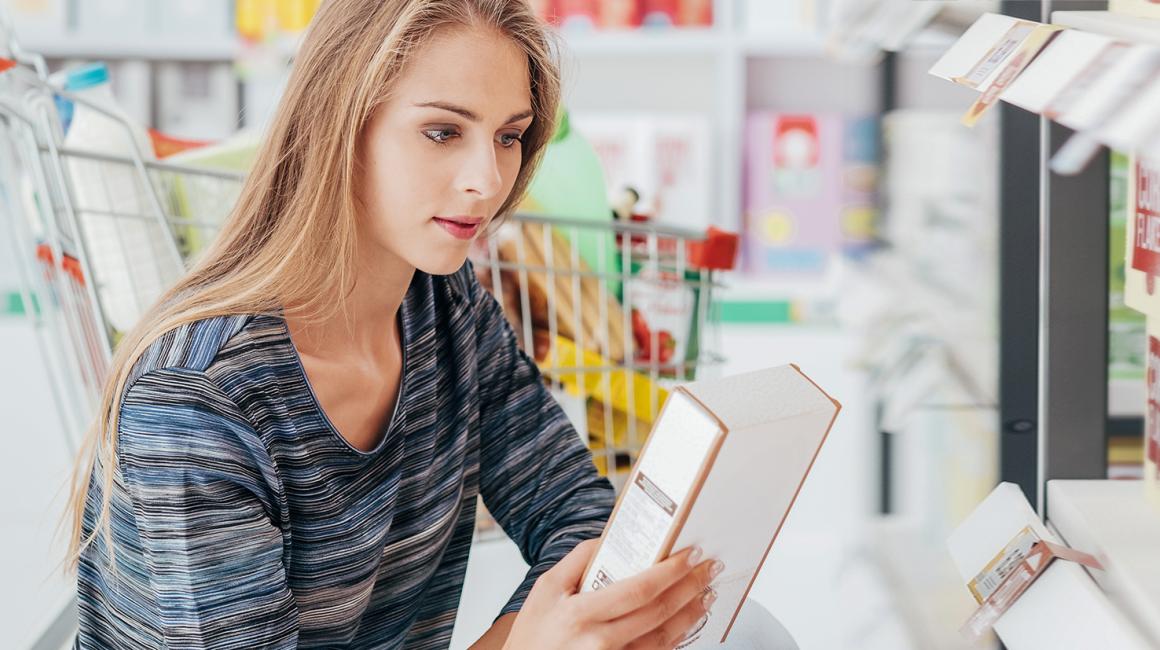 kobieta czyta etykietę