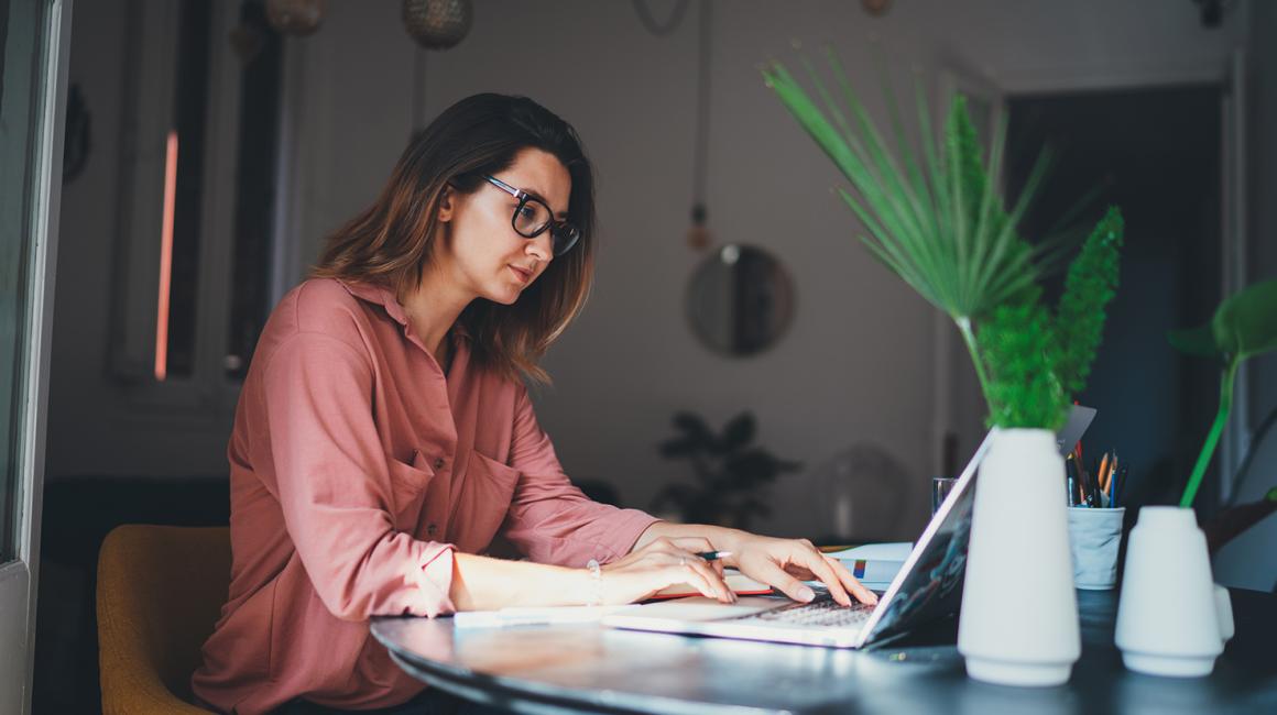 kobieta przed komputerem