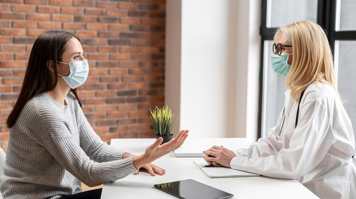 Kobieta u lekarki, obie w maseczkach
