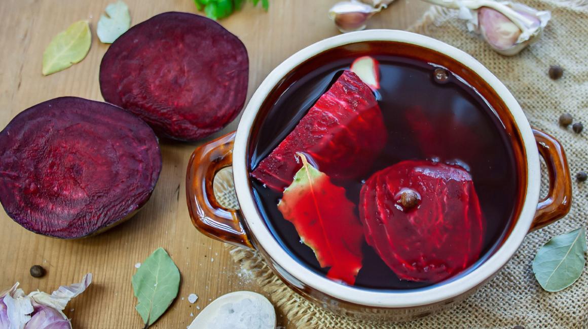 Zakwas z buraków w naczyniu z kamionki.