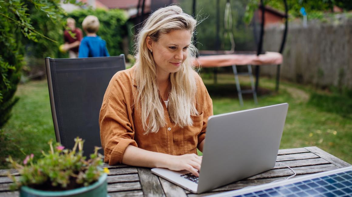 Kobieta siedząca przed laptopem.