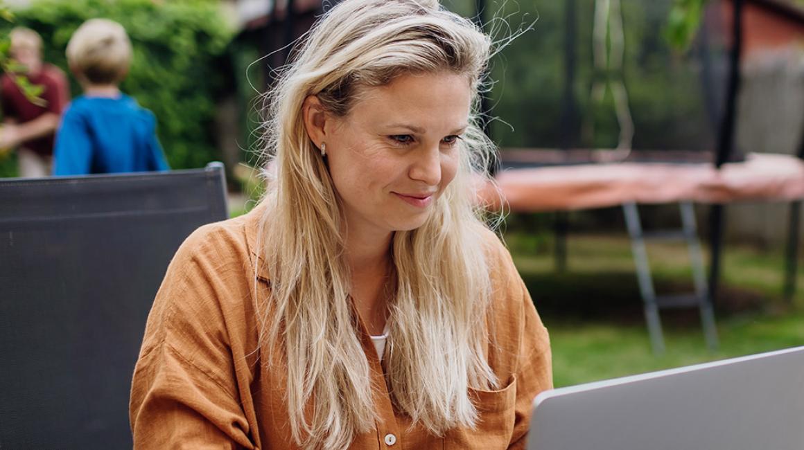 Kobieta siedząca przed laptopem.