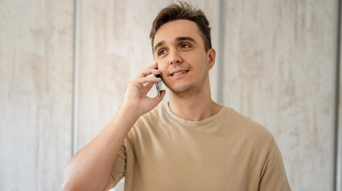 Chłopak rozmawia przez telefon.