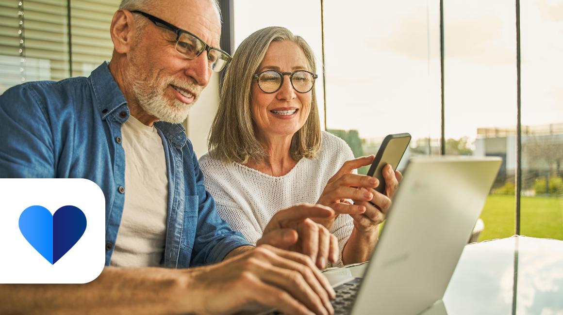 Mężczyzna i kobieta przed laptopem