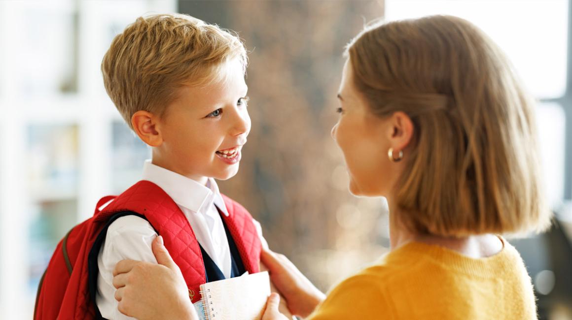 Chłopczyk rozmawiający z mamą, która ma twarz na wysokości jego twarzy. Ujęcie z widocznymi tylko głowami.