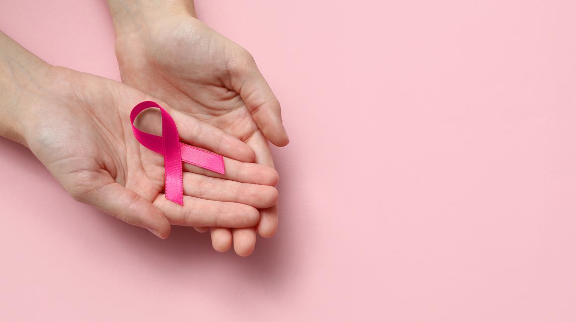 M meta zlożone dlonie z różową wstążką