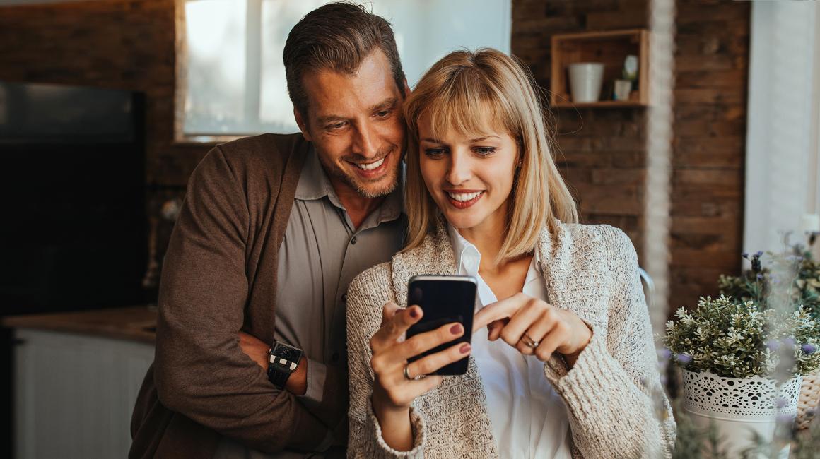 Kobieta i mężczyzna przeglądający telefon.