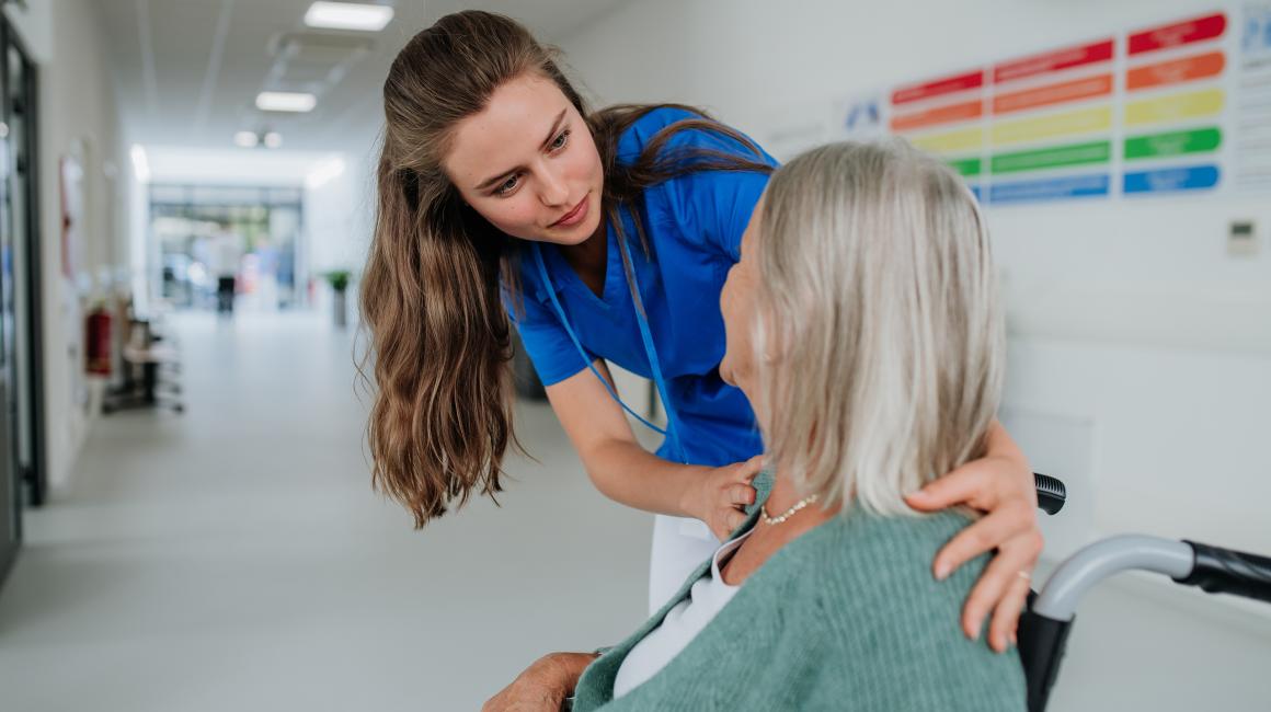 pielęgniarka na SOR pochyla się i mówi coś do pacjentki