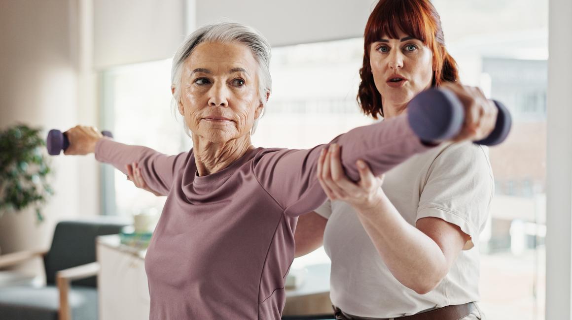 Pani ćwiczy razem z fizjoterapeutką
