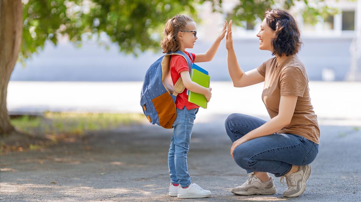 mama przybija piątkę z córeczką