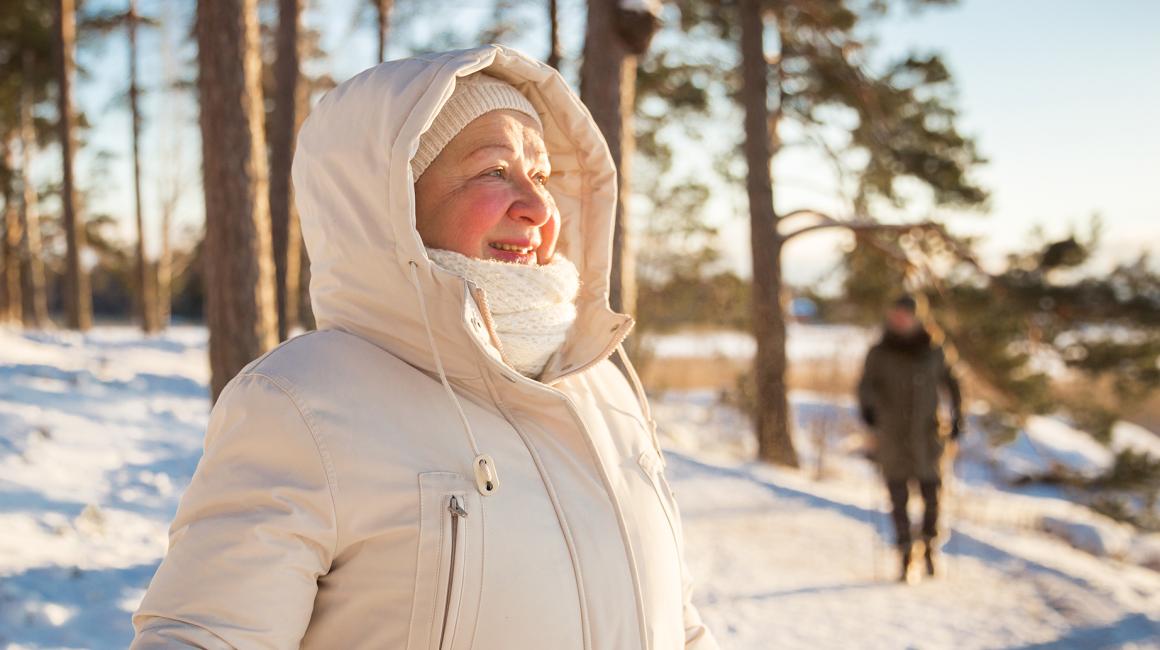 starsza pani na zimowym spacerze