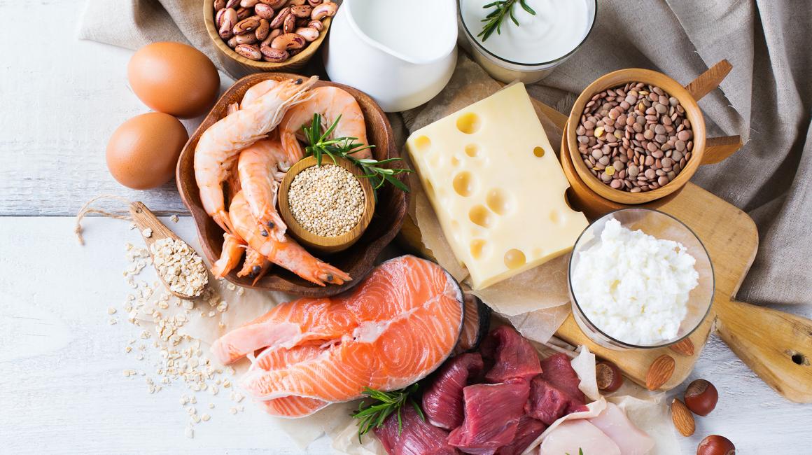 stół z mięsem, serami, rybami, owocami morza, jajkami