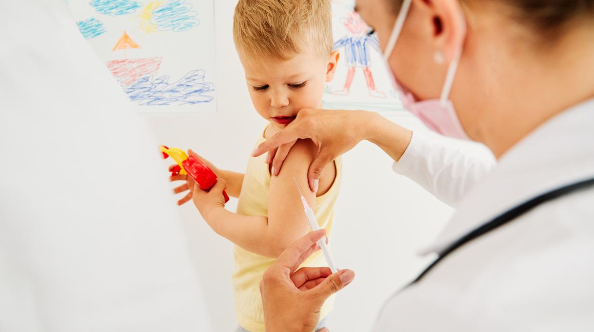 Lekarz robi zastrzyk trzylatkowi akt