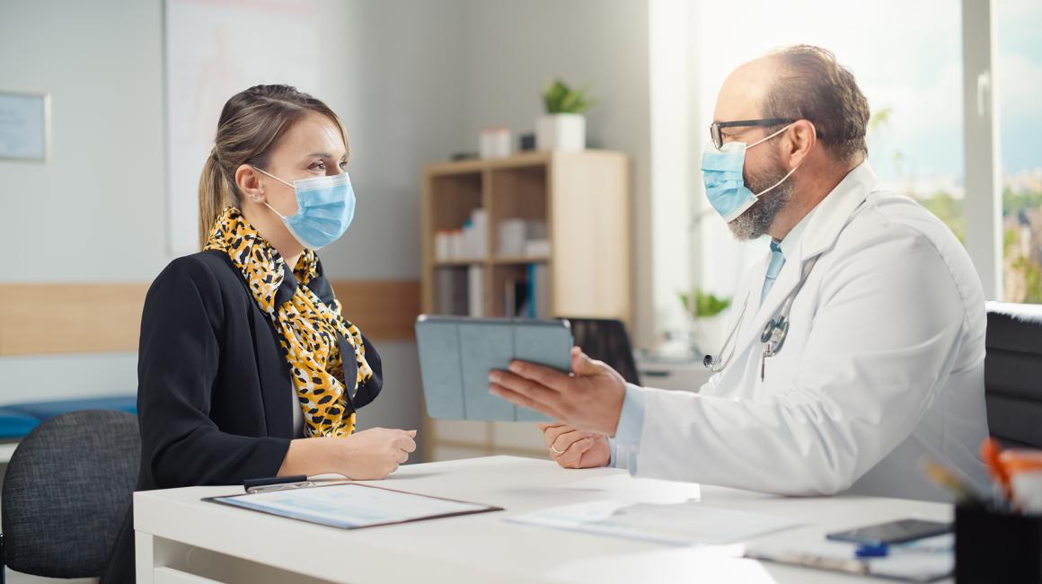 Pacjentka w maseczce u lekarza