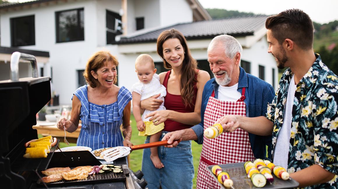 rodzina przy grillu