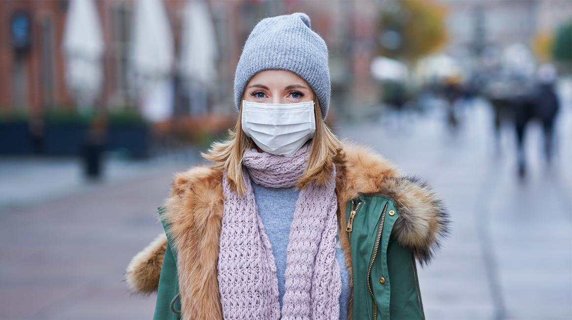 dziewczyna na ulicy w maseczce