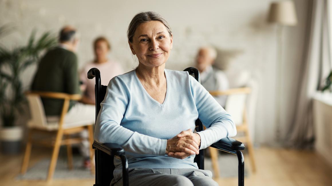 pani na wózku z uśmiechem