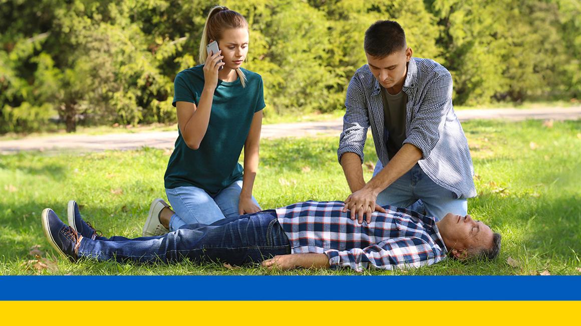 masaż serca w parku, kobieta wzywa karetkę ukr