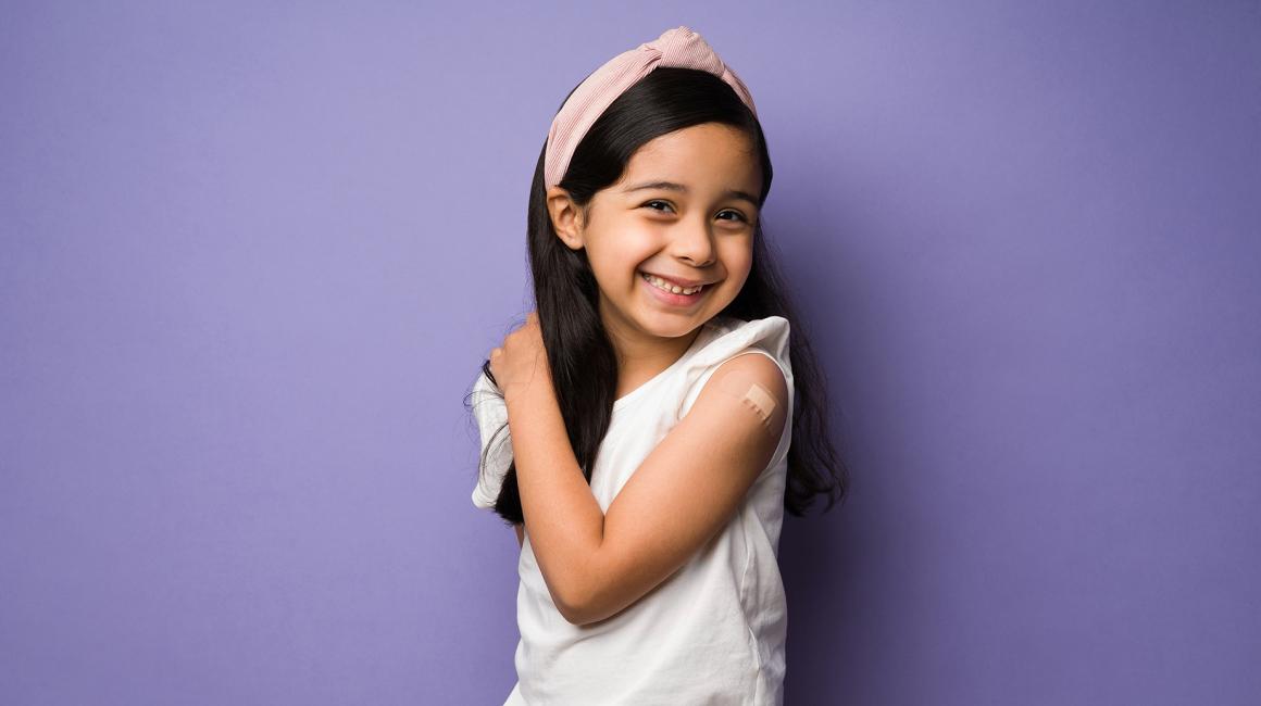 uśmiechnięta dziewczynka po szczepieniu