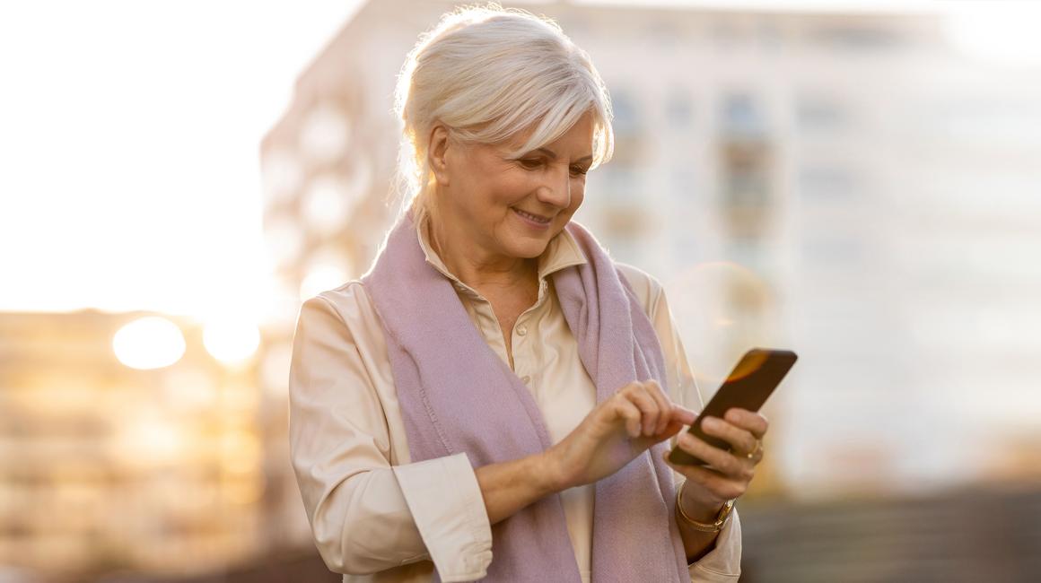 starsza pani z telefonem w ręku
