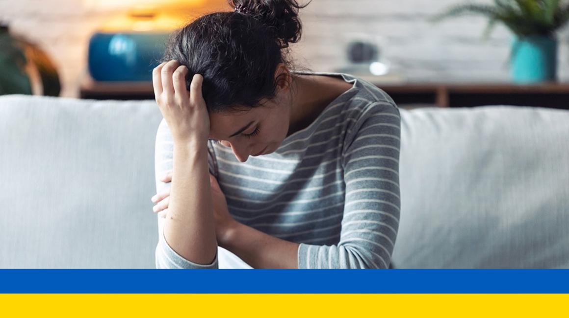 Smutna kobieta ze zwieszoną glową ukr